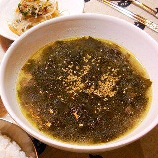 ミヨックク（韓国のワカメスープ）